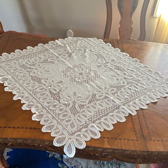 NWOT Elegant White Lace Tablecloth - Picture 2 of 7